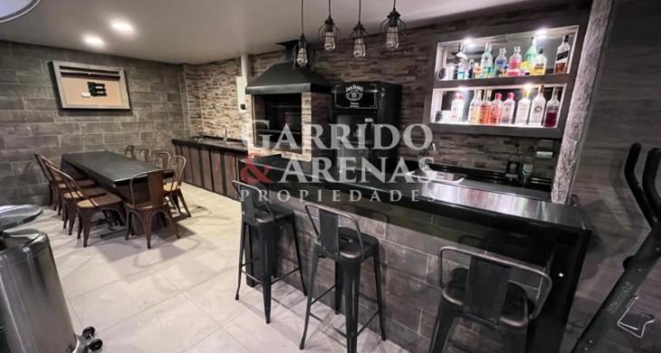 Terraza con Quincho, Bar, Lavaplatos, Encimera, Calefón, Mesón de granito, Comedor exterior con sillas incluidas, Baño independiente.