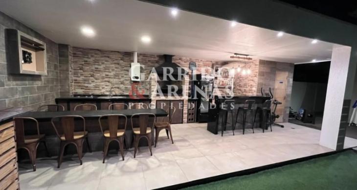 Terraza con Quincho, Bar, Lavaplatos, Encimera, Calefón, Mesón de granito, Comedor exterior con sillas incluidas, Baño independiente.