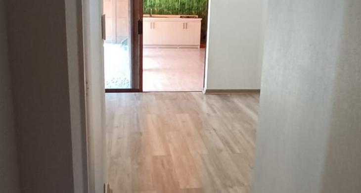 acceso a casa vista de pasillo que conecta living comedor y cocina
