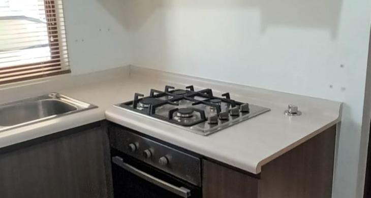 cocina amoblada con encimera y horno eléctrico