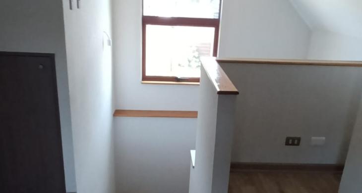 vista de sala de estar 2do piso desde habitaciones hacia escala que conecta a 1er piso