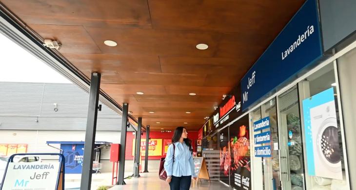 El local cuenta con factibilidad técnica para instalación de baño, orientación que garantiza buena iluminación natural, y acceso vehicular directo desde el frente del strip center. Entregado en obra gruesa, con superficie habilitada bajo normativa vigente.