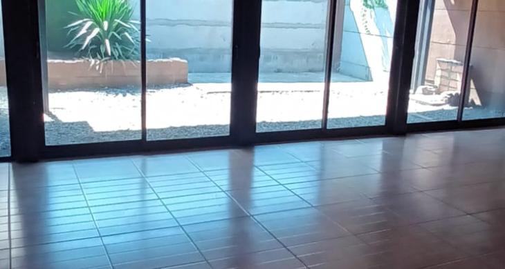 gran comedor diario, quincho construido adosado a la casa con acceso a living comedor y salida a patio interior