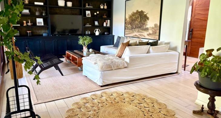 Amplio living familiar con sofá seccional y mueble empotrado para televisión.