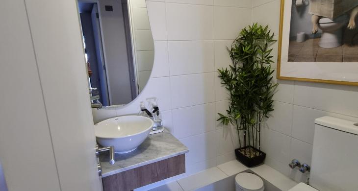 Práctico medio baño ubicado estrategicamente en el área del hall  de entrada ideal para la comodidad de los invitados.