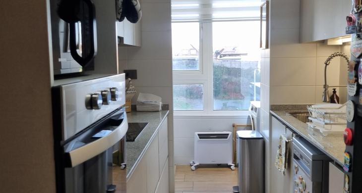 Elegante diseño, cubierta de granito, cocina encimera,  campana y horno eléctrico. 