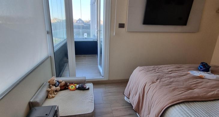 Su cómodo balcón cerrado permite crear un ambiente ideal para relajarse durante todo el año. c