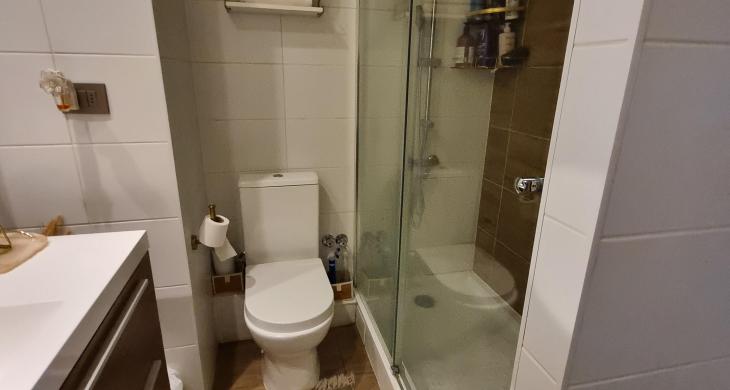 Baño privado y completo integrado al dormitorio principal ofrece total comodidad y excelente ventilación. 