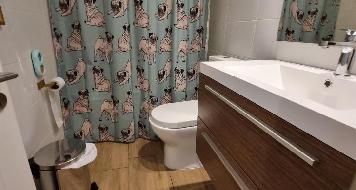 Cómodo y amplio baño completo equipado con todo lo necesario para el resto de la familia.  