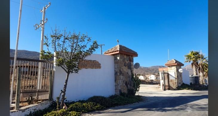  Se encuentra edificada una vivienda estilo "mediterránea" de un nivel  de altura, de agrupación aislada de 231,47m2 de superficie, construida en base a estructura de muros y techumbre de metalcon, terminación  exterior en base a pintura sobre estuco y cubierta de zink. Como obra complementaría asocia cierre perimetral, portón de acceso eléctrico,  cobertizo, piscina, una bodega y un canil. Cuenta con 70 especies de árboles frutales, sistema de reutilización de aguas grises, riego automático. El   predio cu