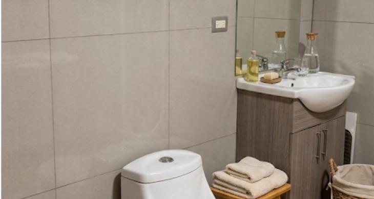 AMPLIO Y CÓMODO BAÑO PRINCIPAL CON MODERNO SHOWER Y TINA HIDROMASAJES