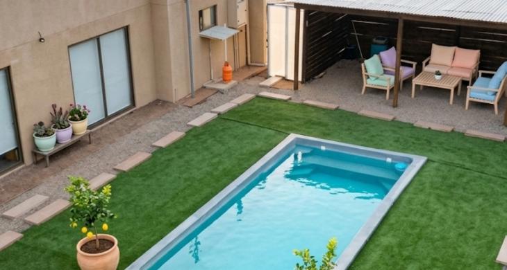 GRAN PISCINA  QUE SE CIERRA COMO PROTECCIÓN PARA MANTENER EL AGUA LIMPIA