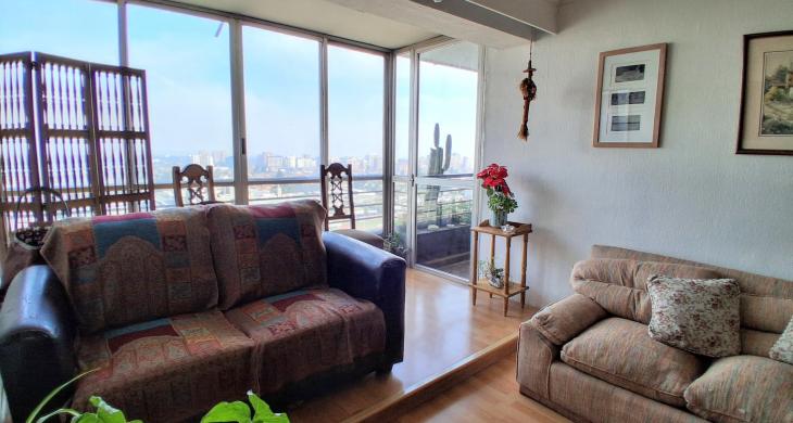 Luminoso living comedor con vista a la cordillera y la ciudad