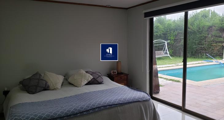 Dormitorio principal con vista a jardines